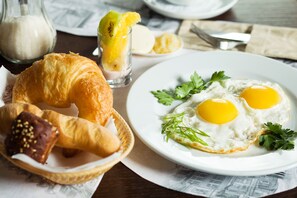 Daily continental breakfast for a fee - Royal Suite near Lake (Sumy)