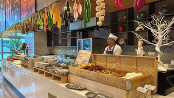 Buffet breakfast for a fee on weekdays