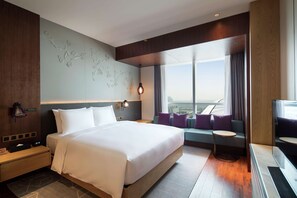 Deluxe Suite, 1 Bedroom | Minibar, in-room safe, desk, laptop workspace - Hilton Garden Inn Zhuhai Hengqin (Zhuhai)