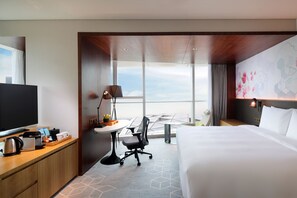 King Premium Room | Minibar, in-room safe, desk, laptop workspace - Hilton Garden Inn Zhuhai Hengqin (Zhuhai)