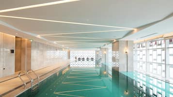 Innendørsbasseng og badevakt