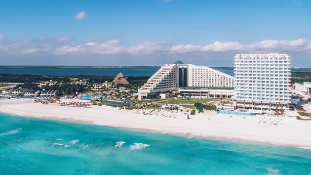 A coastal hotel with multiple buildings, a beach, and a clear view of the ocean. - Iberostar Selection Coral Cancún - Adults Only - All Inclusive (Cancun)