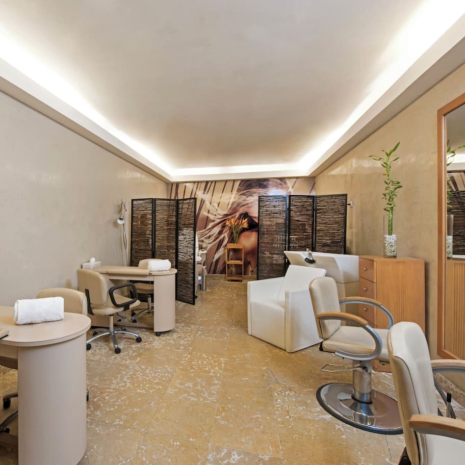 Couples treatment rooms, sauna, hot tub, steam room, body treatments