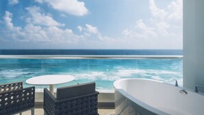 A balcony with a view of the ocean, a round table, and a bathtub. - Iberostar Selection Coral Cancún - Adults Only - All Inclusive (Cancun)