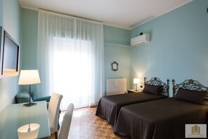 Twin Room, Private Bathroom (External) | Free cots/infant beds, free WiFi, bed sheets - B&B Pallotta (Macerata)