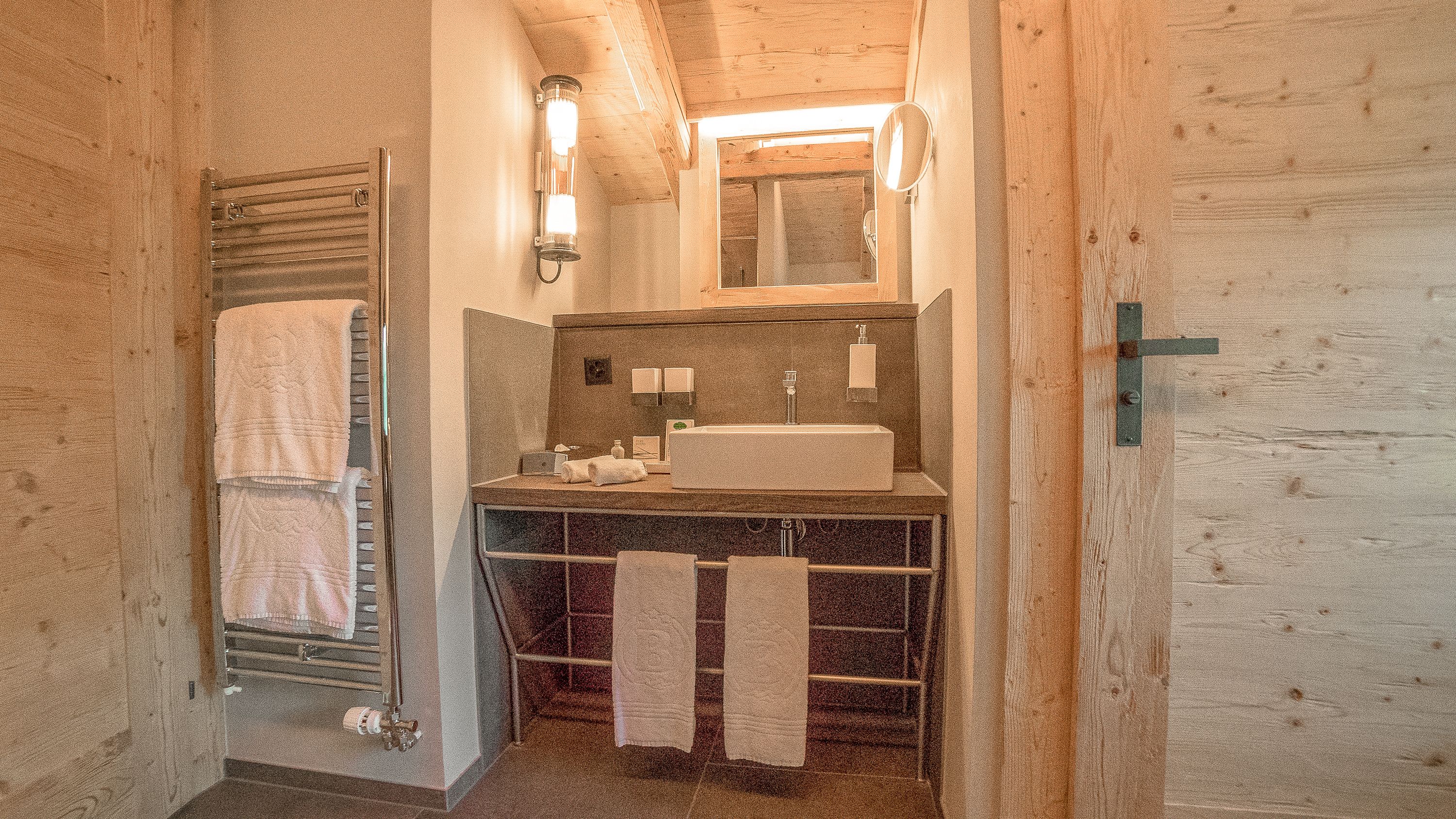 suite, lake view | bathroom | free toiletries, hair dryer, bathrobes, slippers