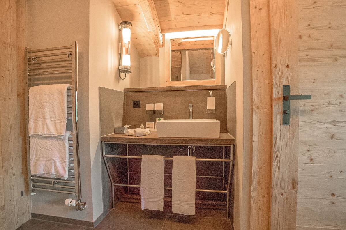 suite, lake view | bathroom | free toiletries, hair dryer, bathrobes, slippers