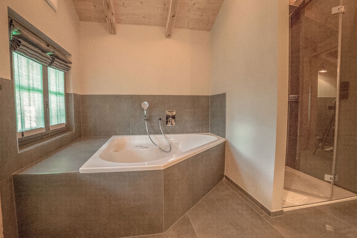 suite, lake view | bathroom | free toiletries, hair dryer, bathrobes, slippers