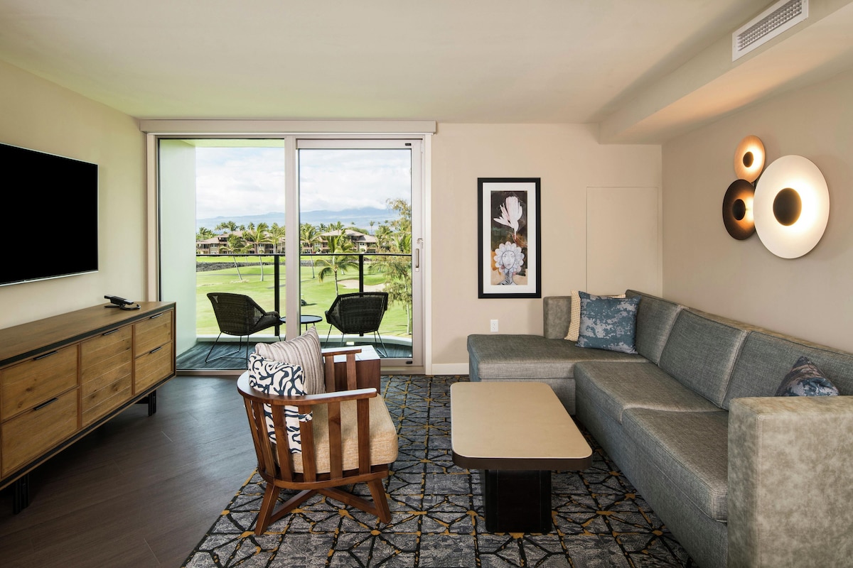 Suite, 1 slaapkamer, uitzicht op zee (2 Doubles) | Woonruimte | Een 40-inch flatscreentelevisie met kabelzenders en televisie