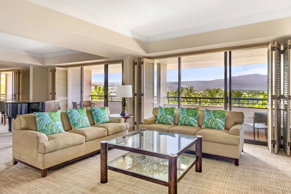 Phòng Premier, 2 phòng ngủ, quang cảnh biển (2 King Beds, With Living Area) | Khu phòng khách | TV màn hình phẳng 40-inch có truyền hình cáp, TV, máy chơi game 