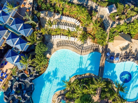 3 outdoor pools, sun loungers