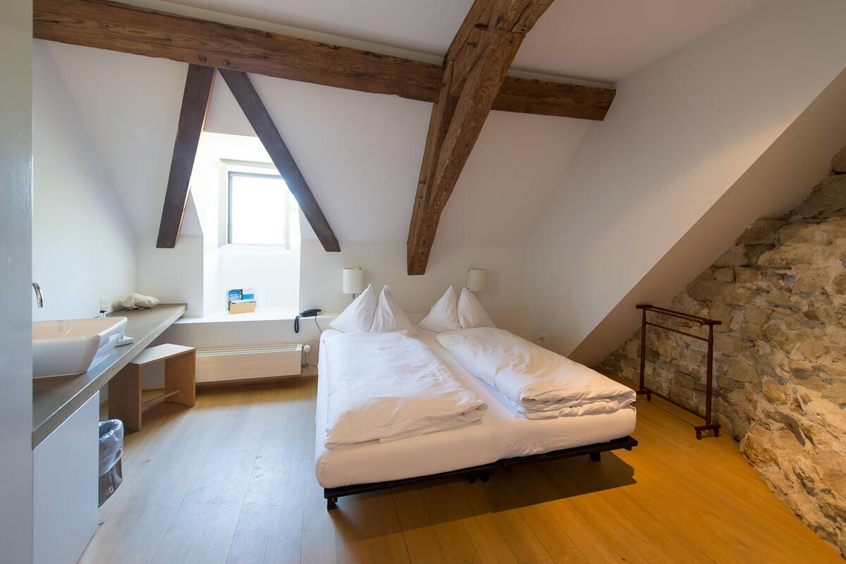Double Room (Rebberg) | Hypo-allergenic bedding available, blackout drapes, WiFi (free)
