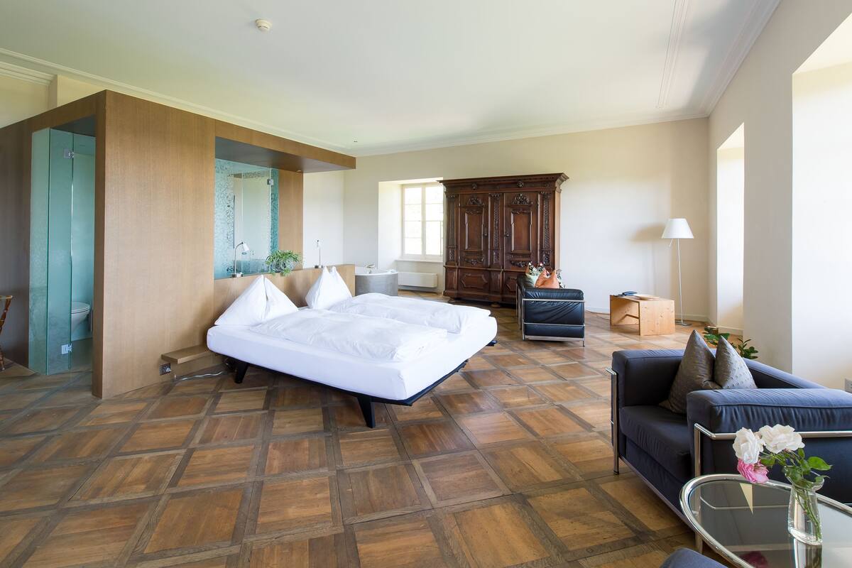 Suite (Kloster) | Hypo-allergenic bedding available, blackout drapes, WiFi (free)