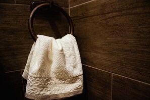 Quarto casal design, sacada | Banheiro | Chuveiro, chuveiro com efeito de chuva, produtos de toalete de grife 