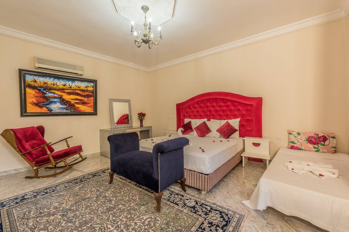 In-room safe, blackout curtains, soundproofing