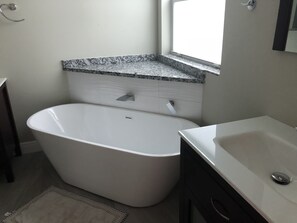 House, 4 Bedrooms | Bathroom | Combined shower/bathtub, free toiletries, towels