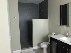 Rumah, 4 kamar tidur | Kamar mandi | Kombinasi shower/bathtub, perlengkapan mandi gratis,  dan handuk
