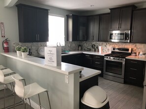 Casa, 4 quartos | Cozinha privada | Geladeira, micro-ondas, fogão, lava-louças