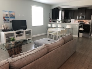 Maison, 4 chambres | Aire de séjour | Téléviseur