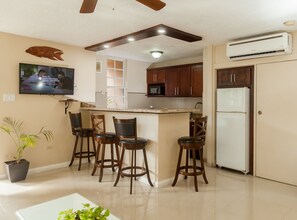 Full-size fridge, microwave, oven, stovetop - Ocho Rios Vacation - Apartment (Ocho Rios)