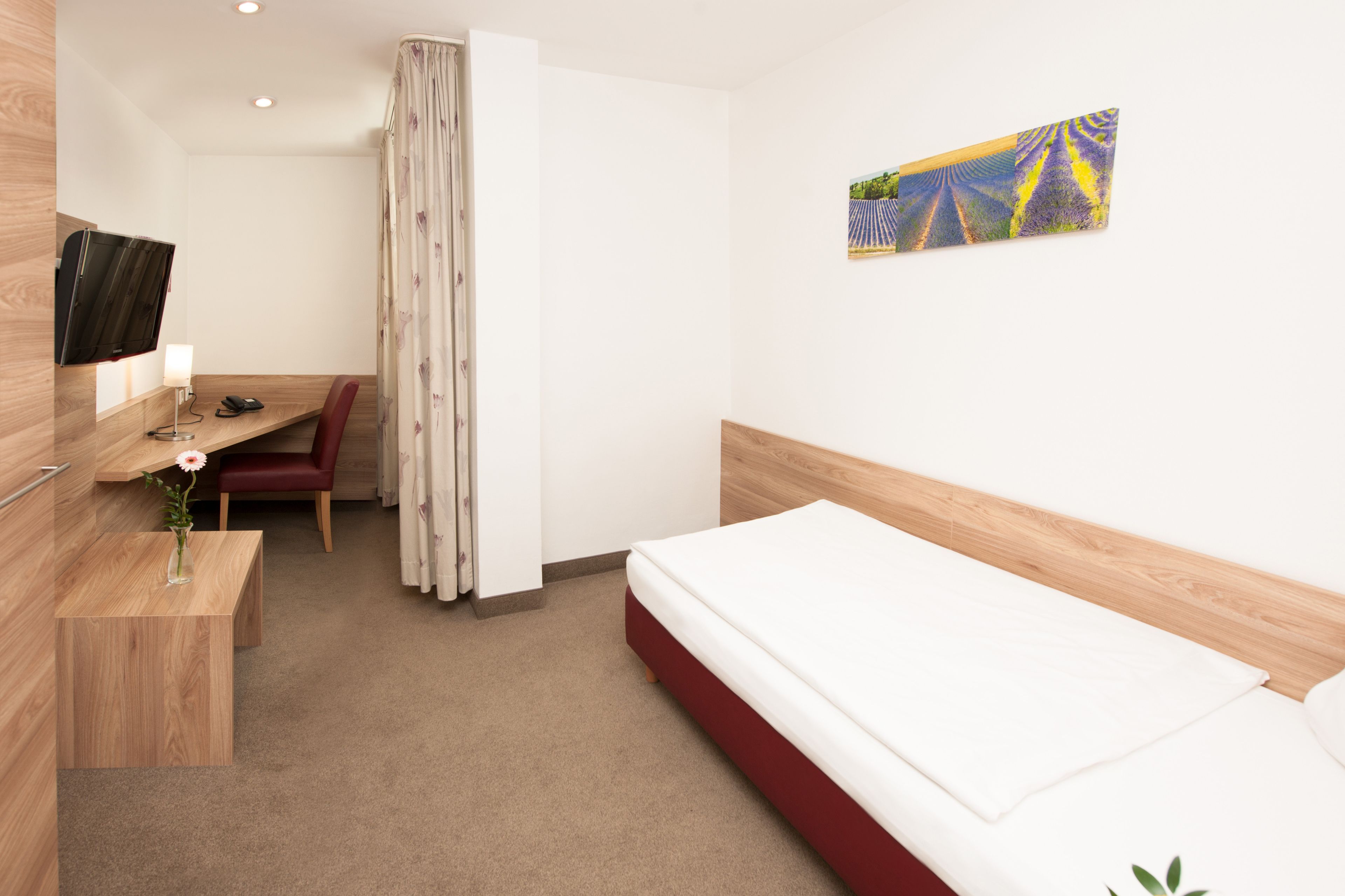 single room | desk, soundproofing, iron/ironing board, rollaway beds