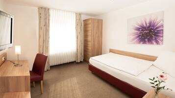 Single Room | Desk, soundproofing, iron/ironing board, rollaway beds