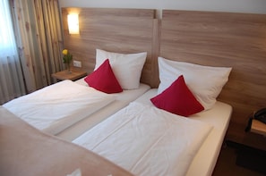 Desk, soundproofing, iron/ironing board, rollaway beds - Hotel Schützenburg (Burscheid)