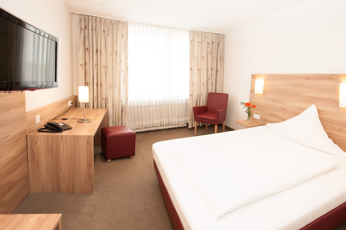 Doppelzimmer | Schreibtisch, schallisolierte Zimmer, Bügeleisen/Bügelbrett