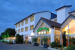 Front of property – evening/night - Hotel Schützenburg (Burscheid)