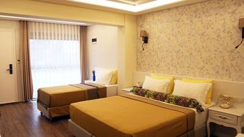 Ein Hotelzimmer mit zwei Betten, einem großen Fenster mit Vorhängen, einer Wandlampe und einem Wandpapier mit Muster.