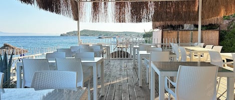 Plage privée, cabines gratuites, chaises longues, parasols