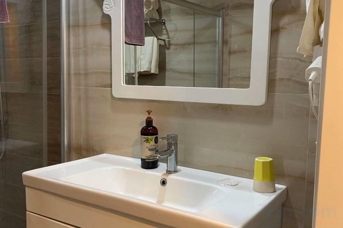 Baño | Artículos de higiene personal gratuitos, secador de pelo y zapatillas