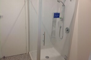 Douche, séchoir à cheveux, serviettes fournies, savon