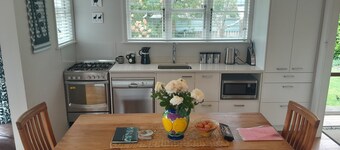 Greytown Cottage, Fast Fibre, SkyTV, all Linen and Cleaning fee included. 