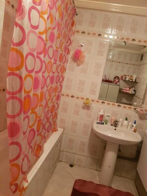 Apartment, 3 Bedrooms | Bathroom | Shower, rainfall showerhead, free toiletries, hair dryer - Residence Ghandi (Mohammedia)