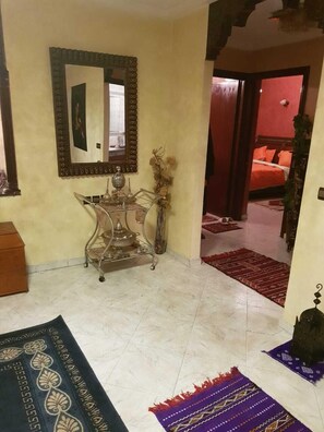 TV màn hình phẳng 42-inch có truyền hình vệ tinh, TV