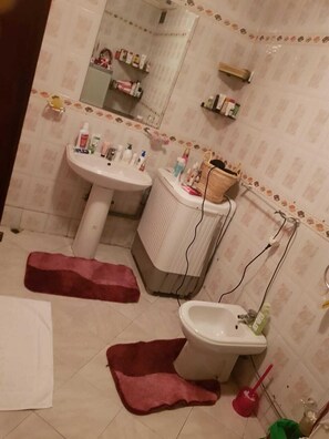 Căn hộ, 3 phòng ngủ | Phòng tắm | Buồng tắm vòi sen, vòi sen phun mưa, đồ dùng nhà tắm miễn phí