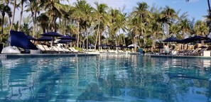 Alberca al aire libre y alberca climatizada