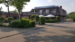 A hotel with a sign reading "EICHHAUE HOTEL RESTAURANT" and a no parking sign. - Hotel Restaurant Teichaue (Adendorf)