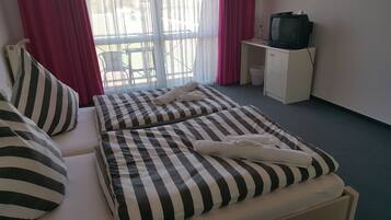 Basic Double Room | Desk, blackout curtains, rollaway beds, free WiFi