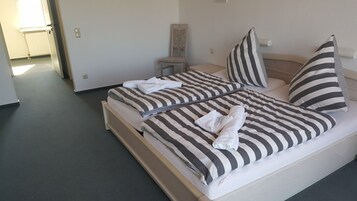 Escritorio, cortinas blackout y camas plegables/adicionales 