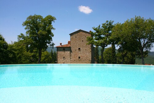Tipique Tour Médiévale avec piscine privée et vaste jardin. Position panoramique à 3 km du village d