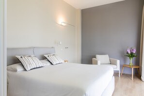 3 bedrooms, desk, soundproofing, iron/ironing board