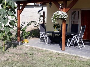 Outdoor dining - Holiday home Favorite Vendéghaz (Poroszló)