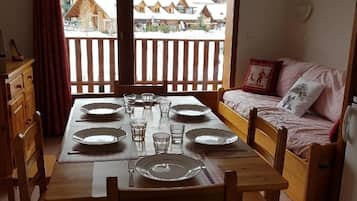 JÀÀkaappi, mikroaaltouuni, uuni, liesi