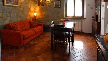 TV, caminetto, tavolo da calcetto