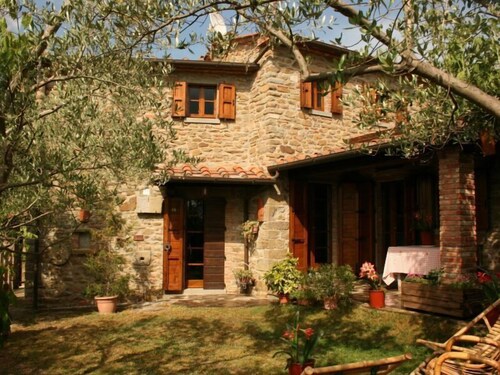 Muinainen kivitalo, jossa on oma puutarha ja uima-allas. Erittäin panoraama. Castiglion Fio