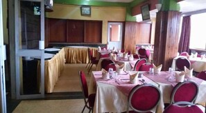 供應早餐、午餐及晚餐