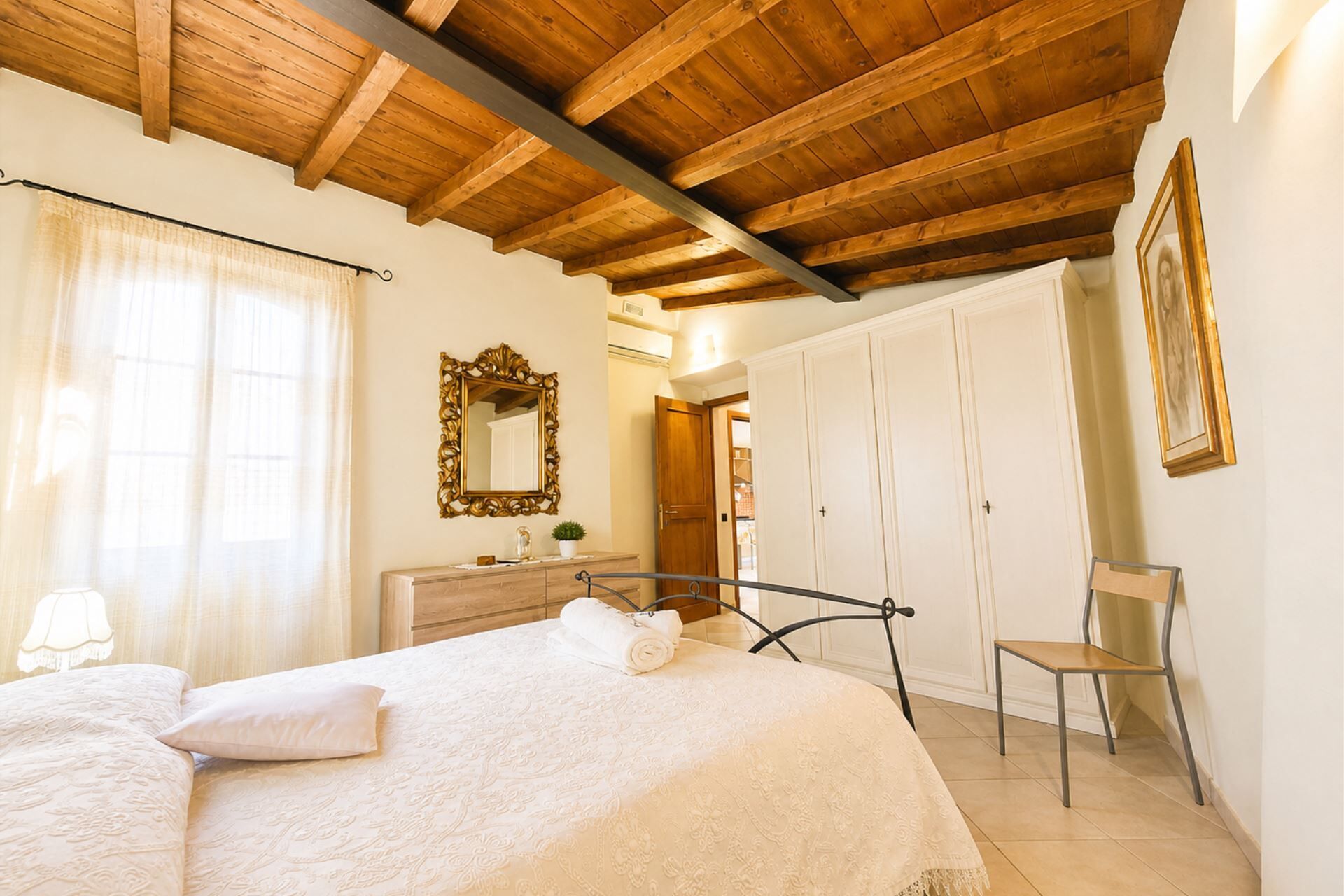 2 bedrooms, iron/ironing board, WiFi