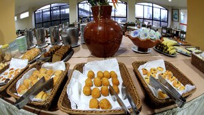 Un bufé con diferentes alimentos y utensilios.